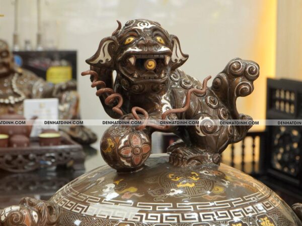 Alternative view of Đỉnh Thất lân vờn cầu đồng đỏ 90 khảm ngũ sắc