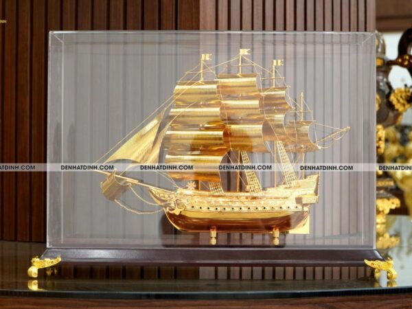 Thuyền buồm dát vàng