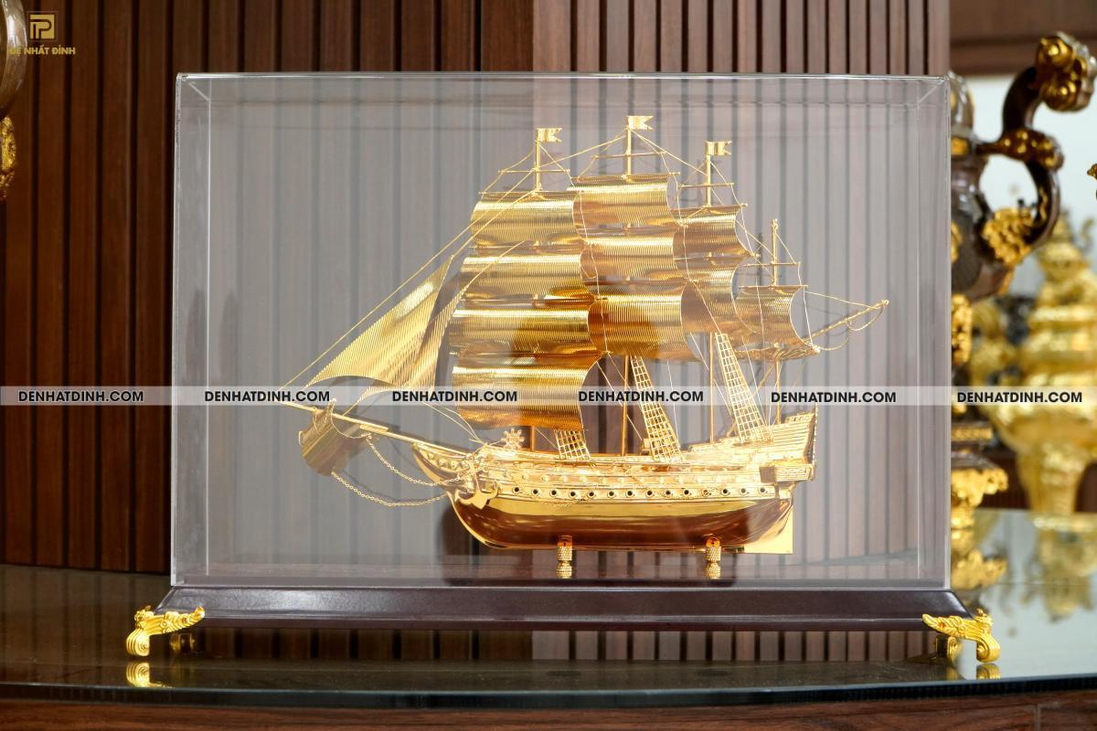 Thuyền buồm dát vàng