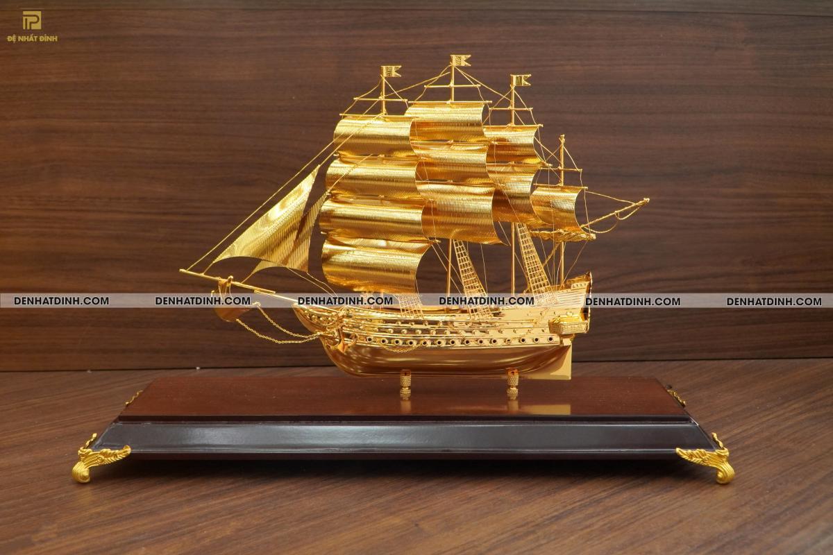 Thuyền buồm dát vàng - Ảnh 2