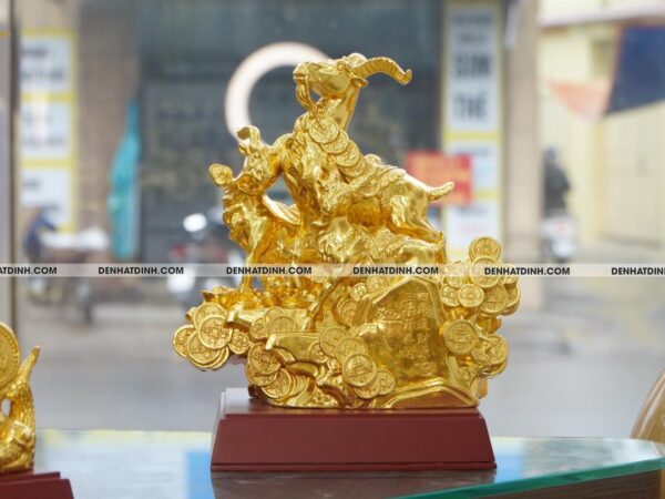 Tượng Tam Dương Khai Thái đứng trên bệ tiền bằng đồng Dát Vàng