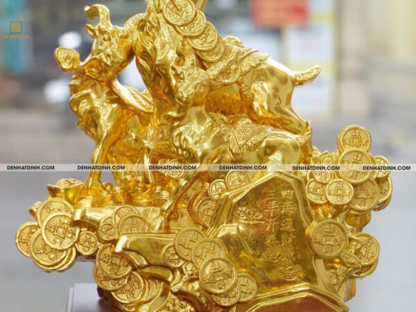 Alternative view of Tượng Tam Dương Khai Thái đứng trên bệ tiền bằng đồng Dát Vàng