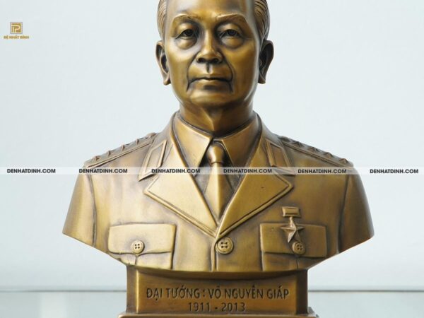 Tượng bác Võ Nguyên Giáp bằng đồng