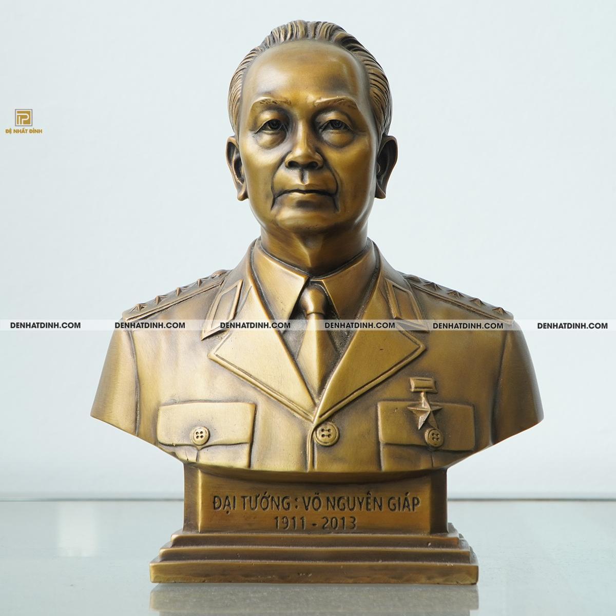 Tượng bác Võ Nguyên Giáp bằng đồng
