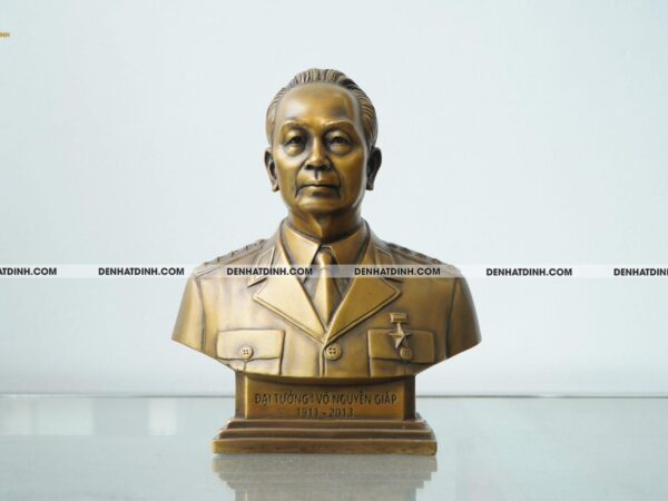 Alternative view of Tượng bác Võ Nguyên Giáp bằng đồng