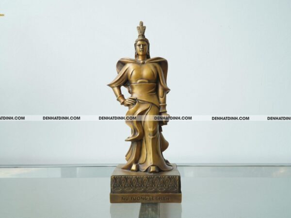 Tượng nữ tướng Lê Chân bằng đồng