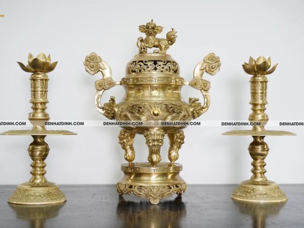 Bộ đỉnh đồng Tam sự Song long đỉnh cao 57cm, nến hoa văn cao 47cm màu vàng mộc