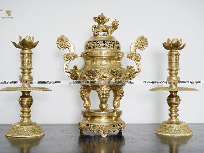 Bộ đỉnh đồng Tam sự Song long đỉnh cao 57cm, nến hoa văn cao 47cm màu vàng mộc