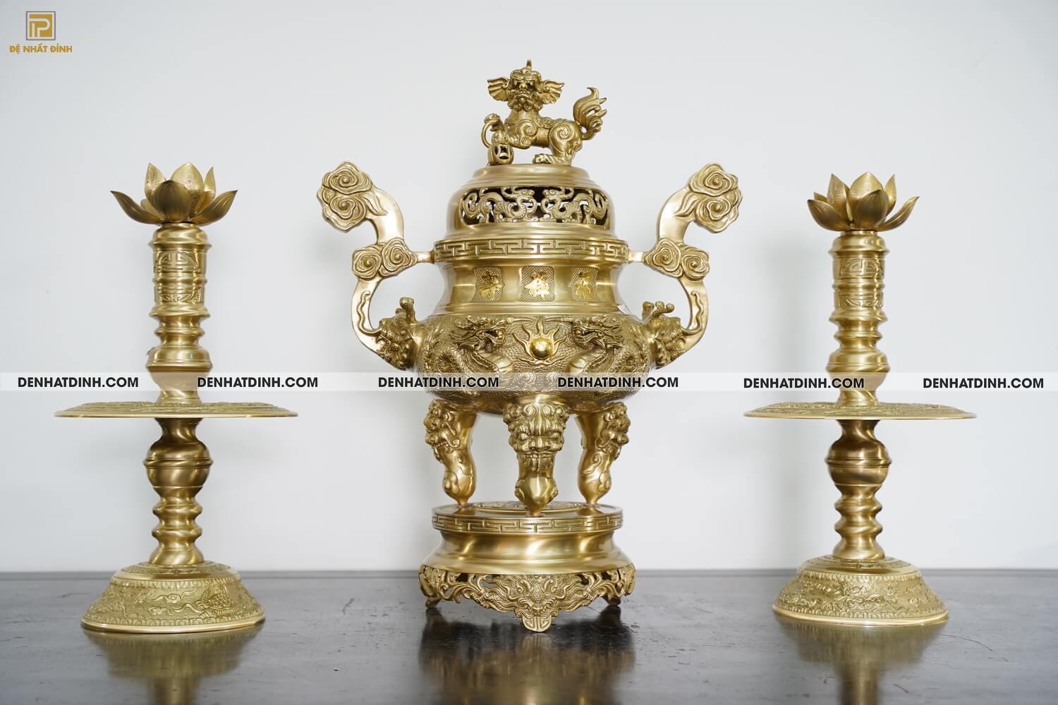 Bộ đỉnh đồng Tam sự Song long đỉnh cao 57cm, nến hoa văn cao 47cm màu vàng mộc