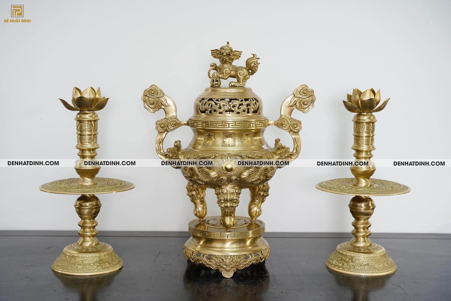 Bộ đỉnh đồng Tam sự Song long đỉnh cao 57cm, nến hoa văn cao 47cm màu vàng mộc - Ảnh 3