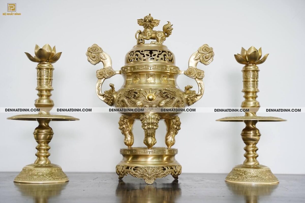 Bộ đỉnh đồng Tam sự Song long đỉnh cao 57cm, nến hoa văn cao 47cm màu vàng mộc - Ảnh 2