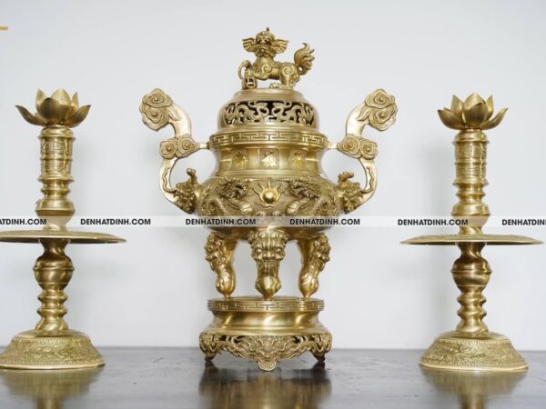 Alternative view of Bộ đỉnh đồng Tam sự Song long đỉnh cao 57cm, nến hoa văn cao 47cm màu vàng mộc