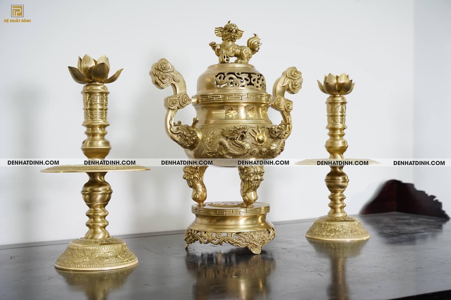 Bộ đỉnh đồng Tam sự Song long đỉnh cao 57cm, nến hoa văn cao 47cm màu vàng mộc - Ảnh 4