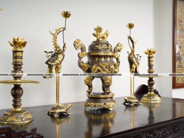 Alternative view of Bộ đỉnh thờ bằng đồng Ngũ sự Song Long dát vàng điểm 24k