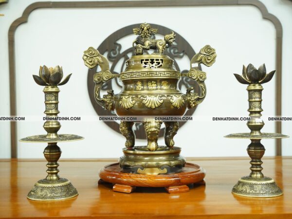 Bộ đỉnh đồng Tam sự gồm đỉnh đồng hoa sòi và chân nến màu hun cổ cao từ 40cm - 70cm