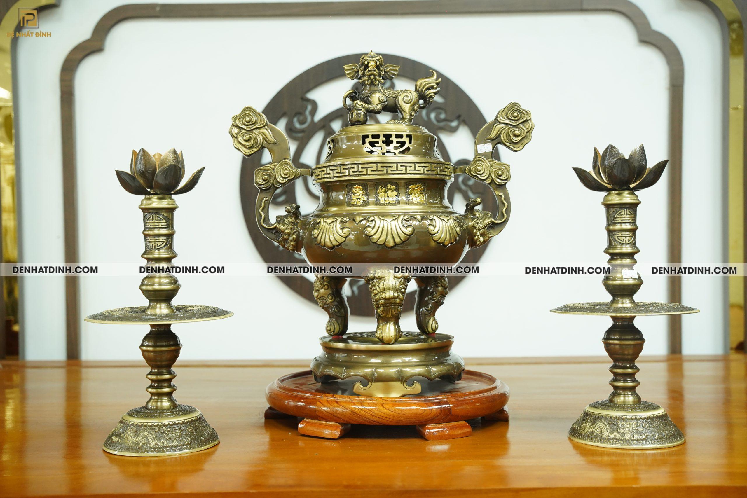 Bộ đỉnh đồng Tam sự gồm đỉnh đồng hoa sòi và chân nến màu hun cổ cao từ 40cm - 70cm