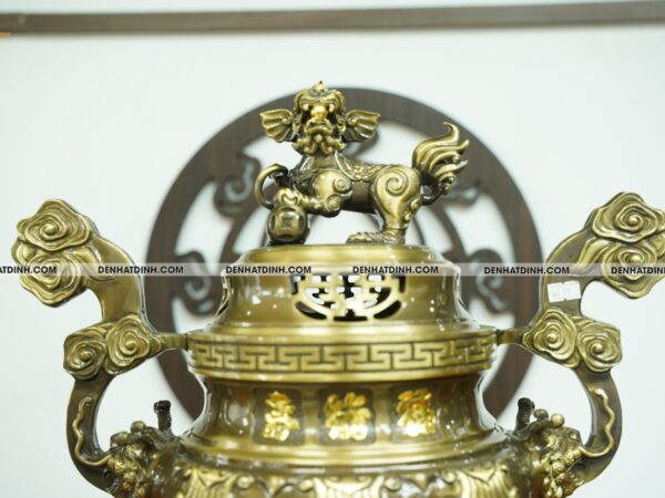 Alternative view of Bộ đỉnh đồng Tam sự gồm đỉnh đồng hoa sòi và chân nến màu hun cổ cao từ 40cm - 70cm