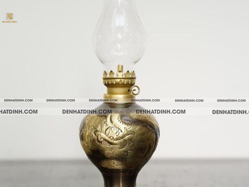 Đèn dầu chạm khắc màu hun cổ