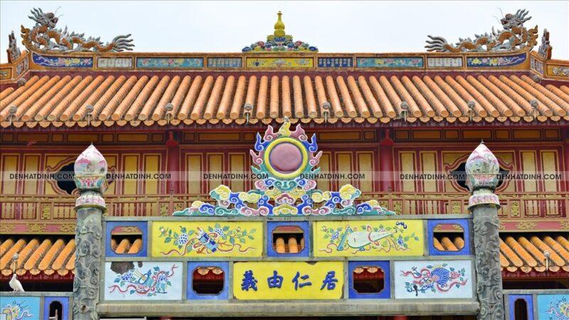 Hình tượng mặt trời, mây và hoa lá thực hiện bằng pháp lam trên nghi môn trong Hoàng thành Huế