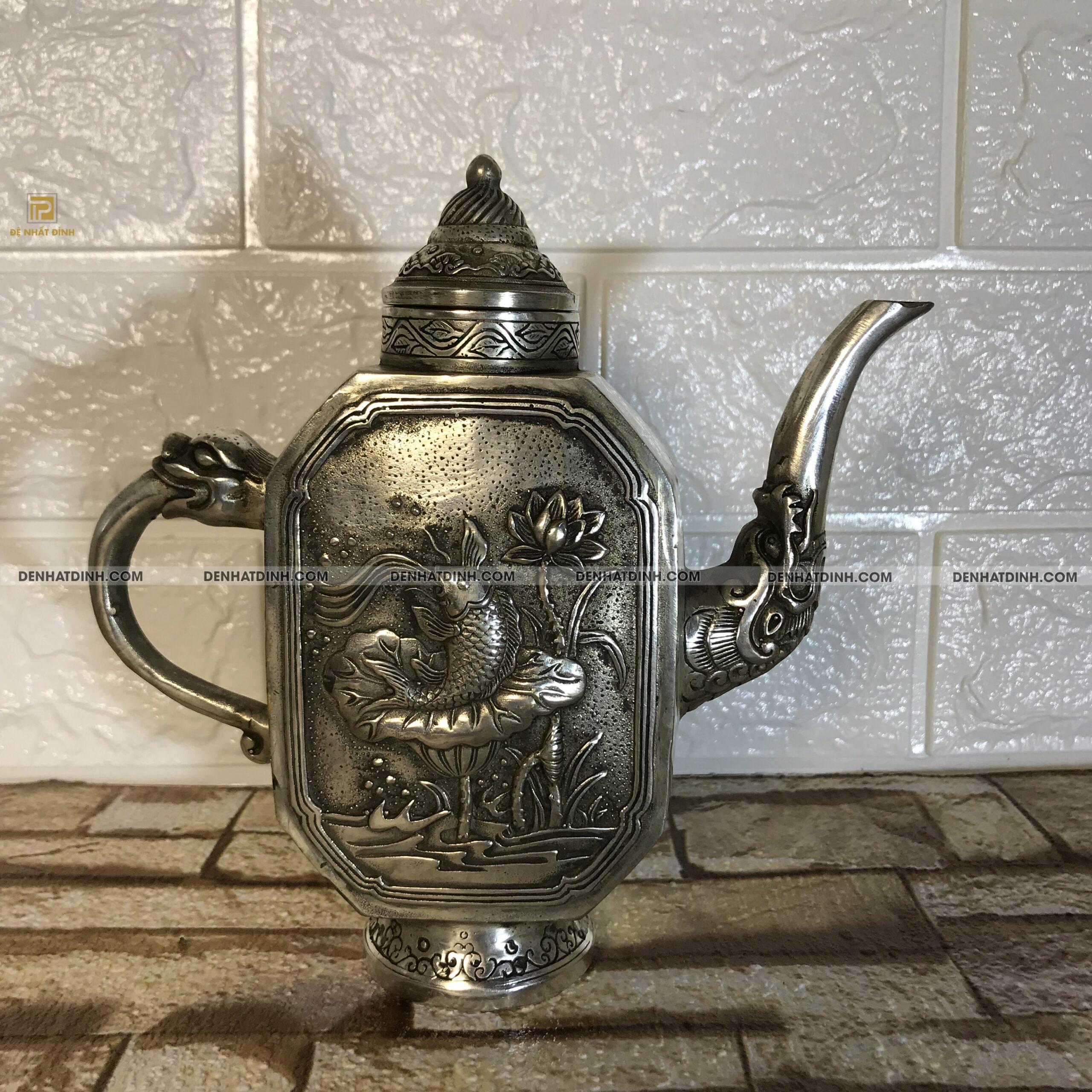 Ấm trà bằng đồng chạm cá chép hoa sen