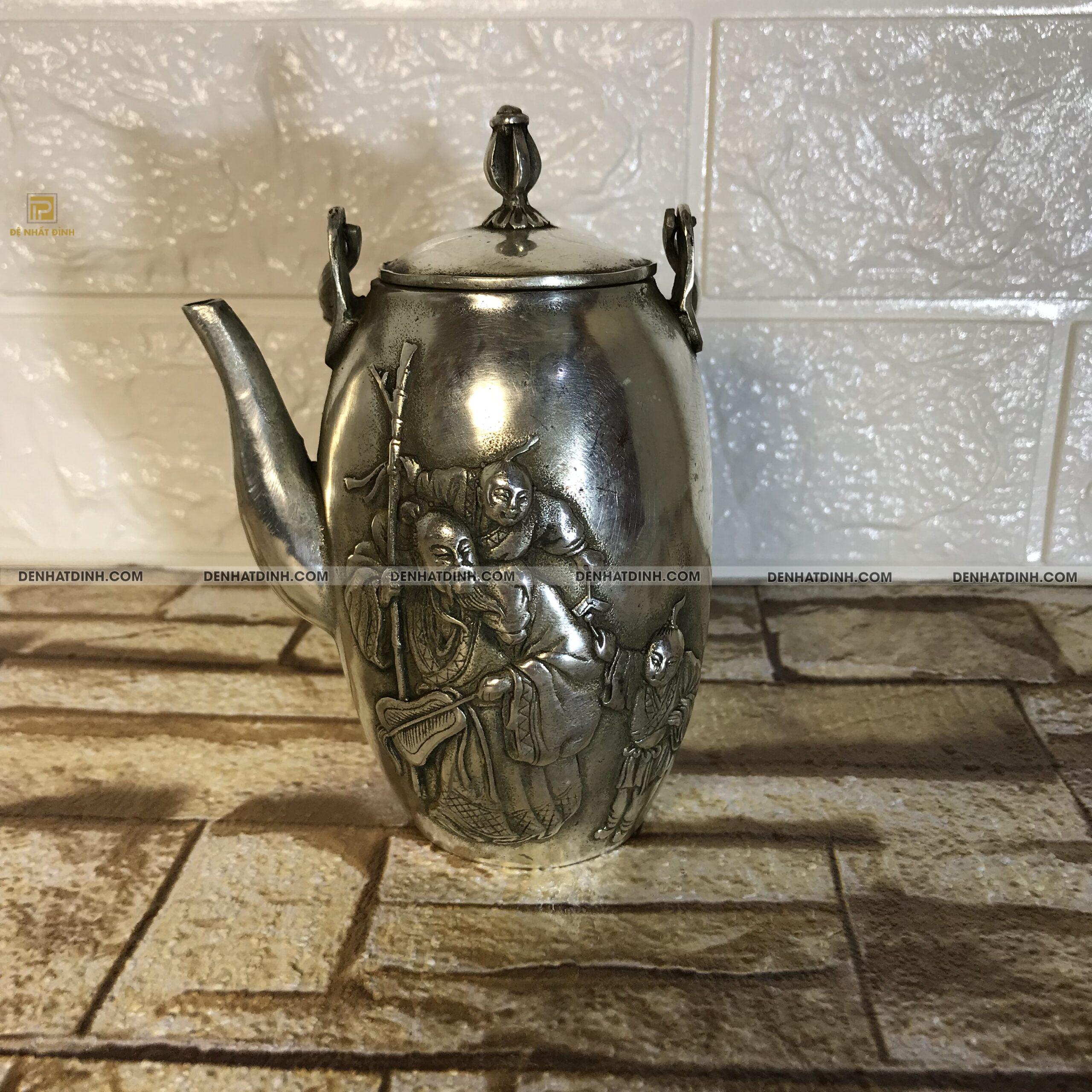 Ấm trà bằng đồng chạm lão nhân và đồng tử