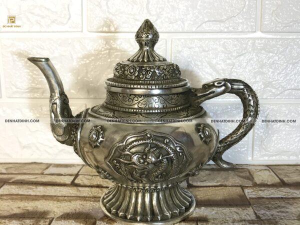Ấm trà cổ bằng đồng chạm rồng