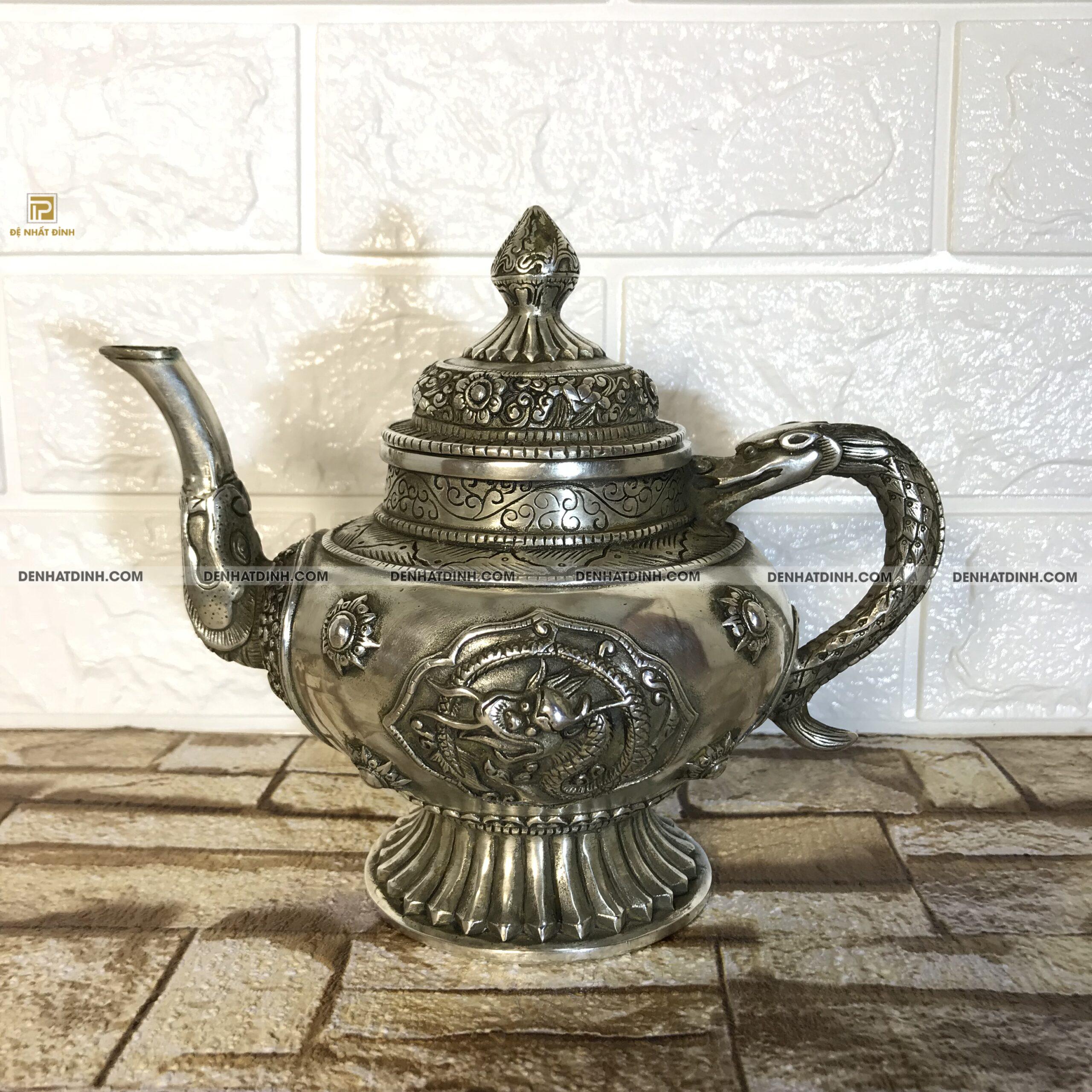 Ấm trà cổ bằng đồng chạm rồng
