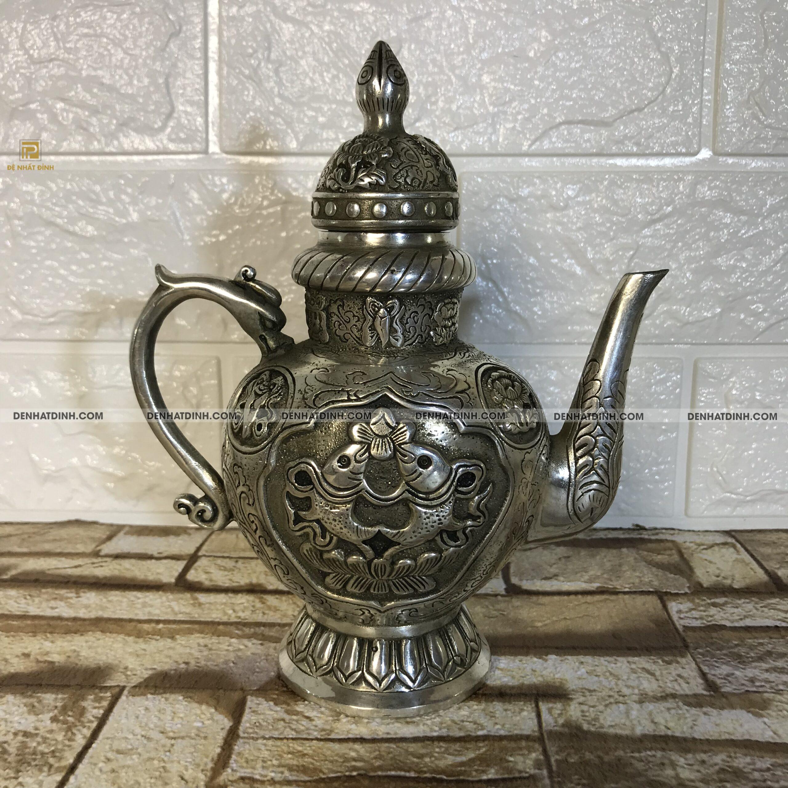 Ấm trà cổ bằng đồng chạm cá song ngư