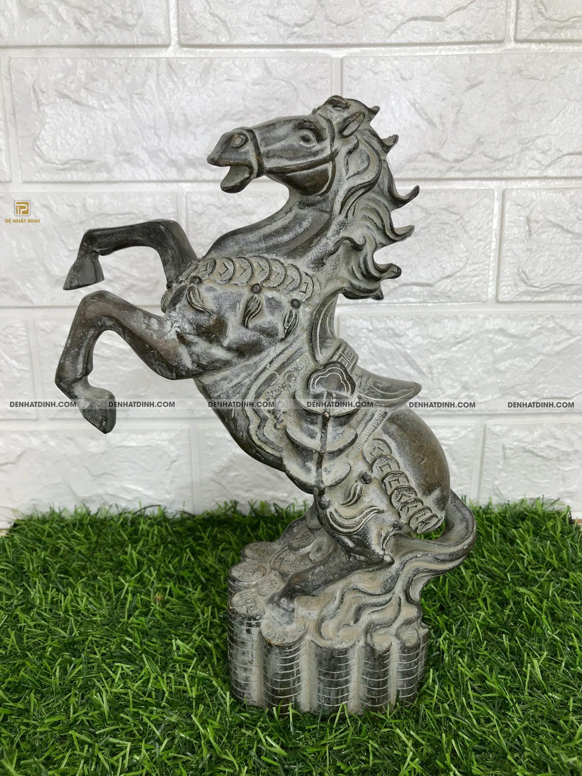 Tượng ngựa bằng đồng đứng trên đồng tiền