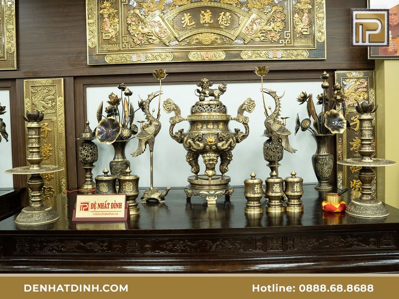 Chân nến đồng