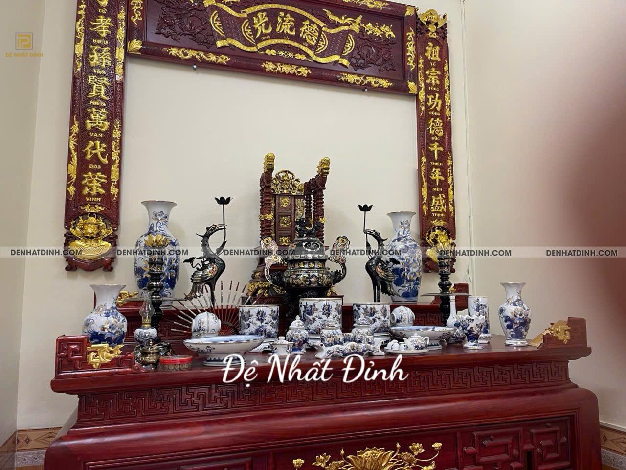 Bộ ngũ sự pháp lam được đặt trang trọng trên ban thờ
