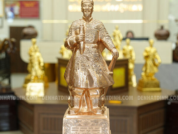 Alternative view of Tượng Đồng Đỏ Hưng Đạo Đại Vương Trần Quốc Tuấn