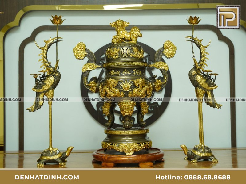 Bộ đỉnh đồng tam sự hạc Đỉnh cao 66cm nắp tứ linh chạm khắc 3 chữ Phụng Gia Tiên dát vàng điểm