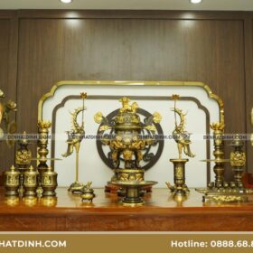 Bộ đỉnh đồng ngũ sự cao 66cm khắc 3 chữ Phụng Gia Tiên kèm 8 món phụ kiện dát vàng điểm