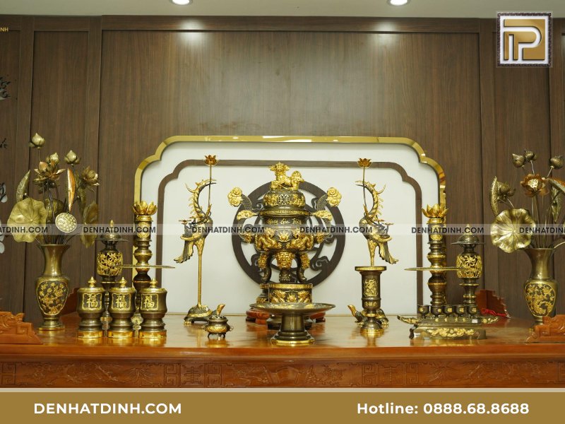 Bộ đỉnh đồng ngũ sự cao 66cm khắc 3 chữ Phụng Gia Tiên kèm 8 món phụ kiện dát vàng điểm