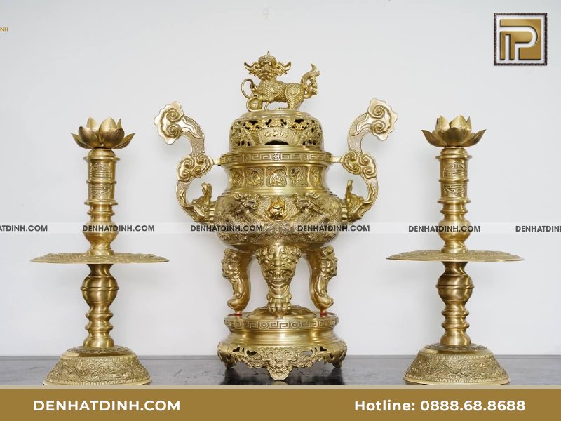 Bộ đỉnh đồng Tam sự đỉnh nắp cuốn thư cao 66cm (5 chữ Việt), nến sen hoa văn màu vàng mộc Bộ đỉnh đồng Tam sự đỉnh nắp cuốn thư cao 66cm (5 chữ Việt), nến sen hoa văn màu vàng mộc